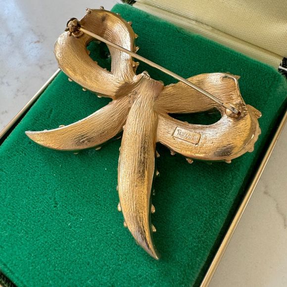 Vintage 1960s Crown Trifari Textured Gold Bow Brooch With Stitch Detail - Picture 3 of 9